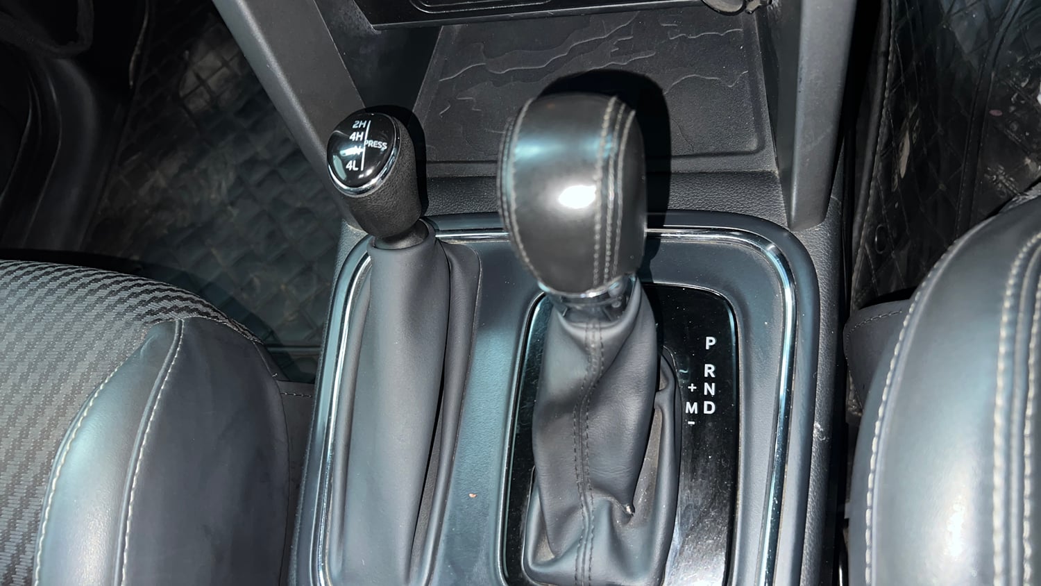 Used 2022 mahindra Thar LX Hard Top Petrol AT 4WD Petrol Automatic interior GEAR  KNOB VIEW