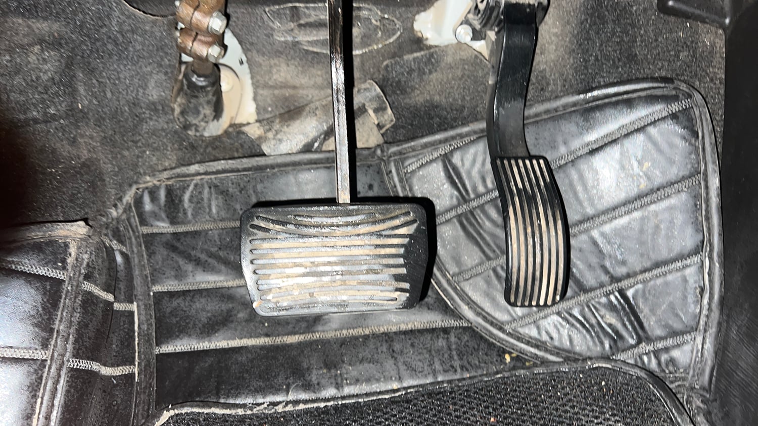 Used 2018 Mahindra XUV500 W7 AT Diesel Automatic interior PEDALS VIEW
