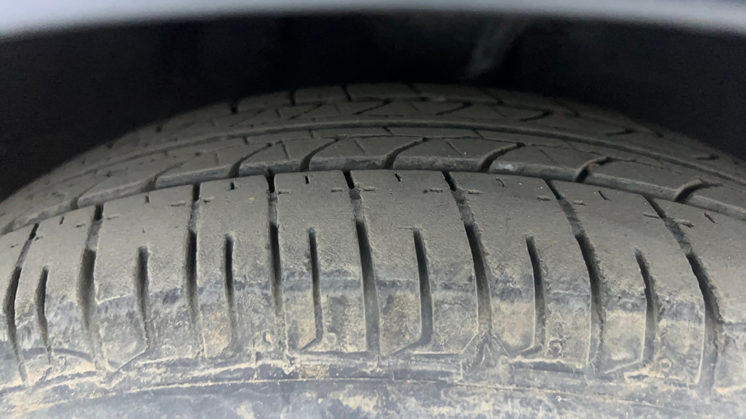 Used 2016 Hyundai i10 Sportz 1.1 iRDE2 Petrol Manual tyres RIGHT FRONT TYRE TREAD VIEW