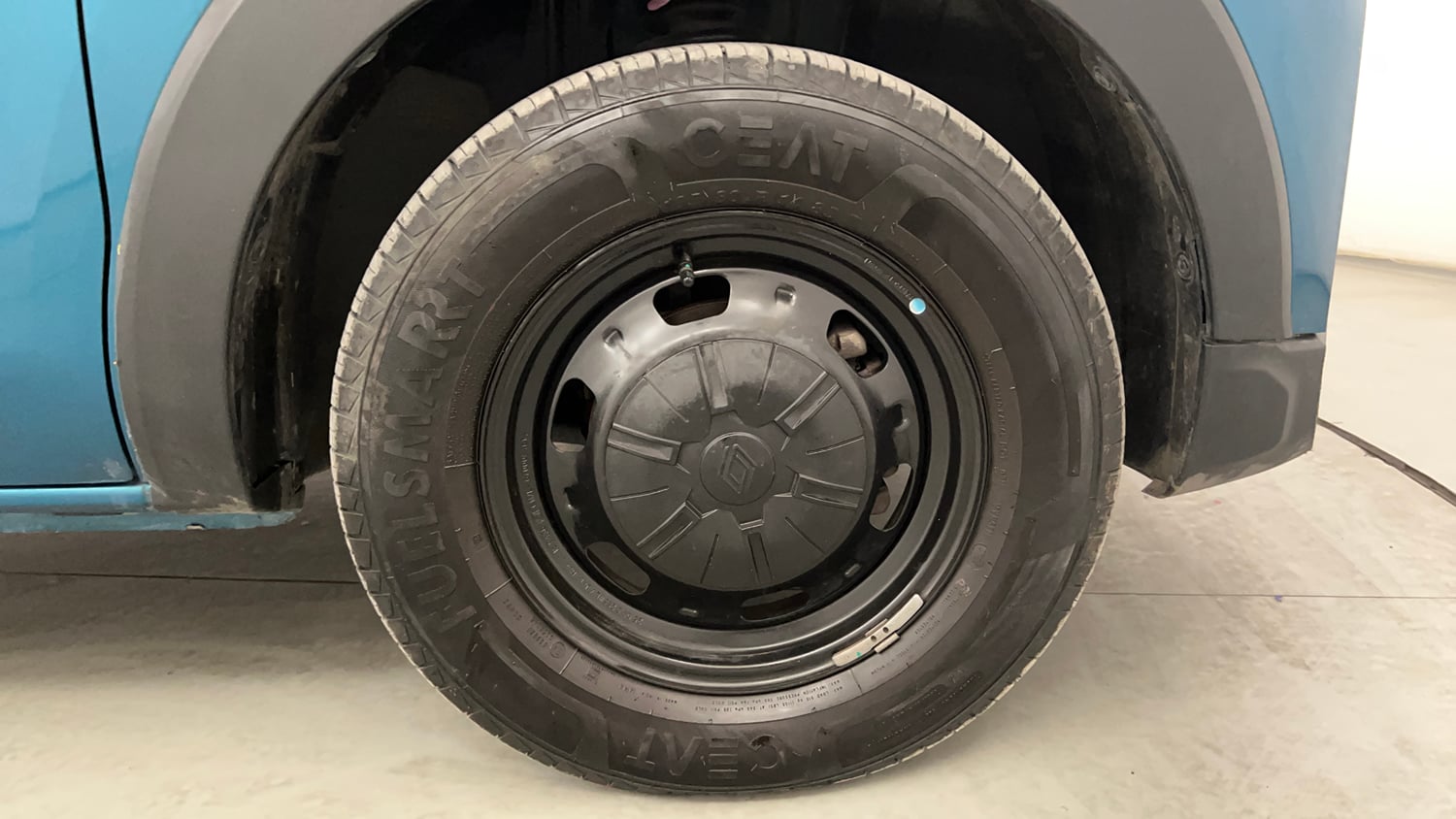 Used 2025 Renault Triber Evolution Petrol Manual tyres RIGHT FRONT TYRE RIM VIEW