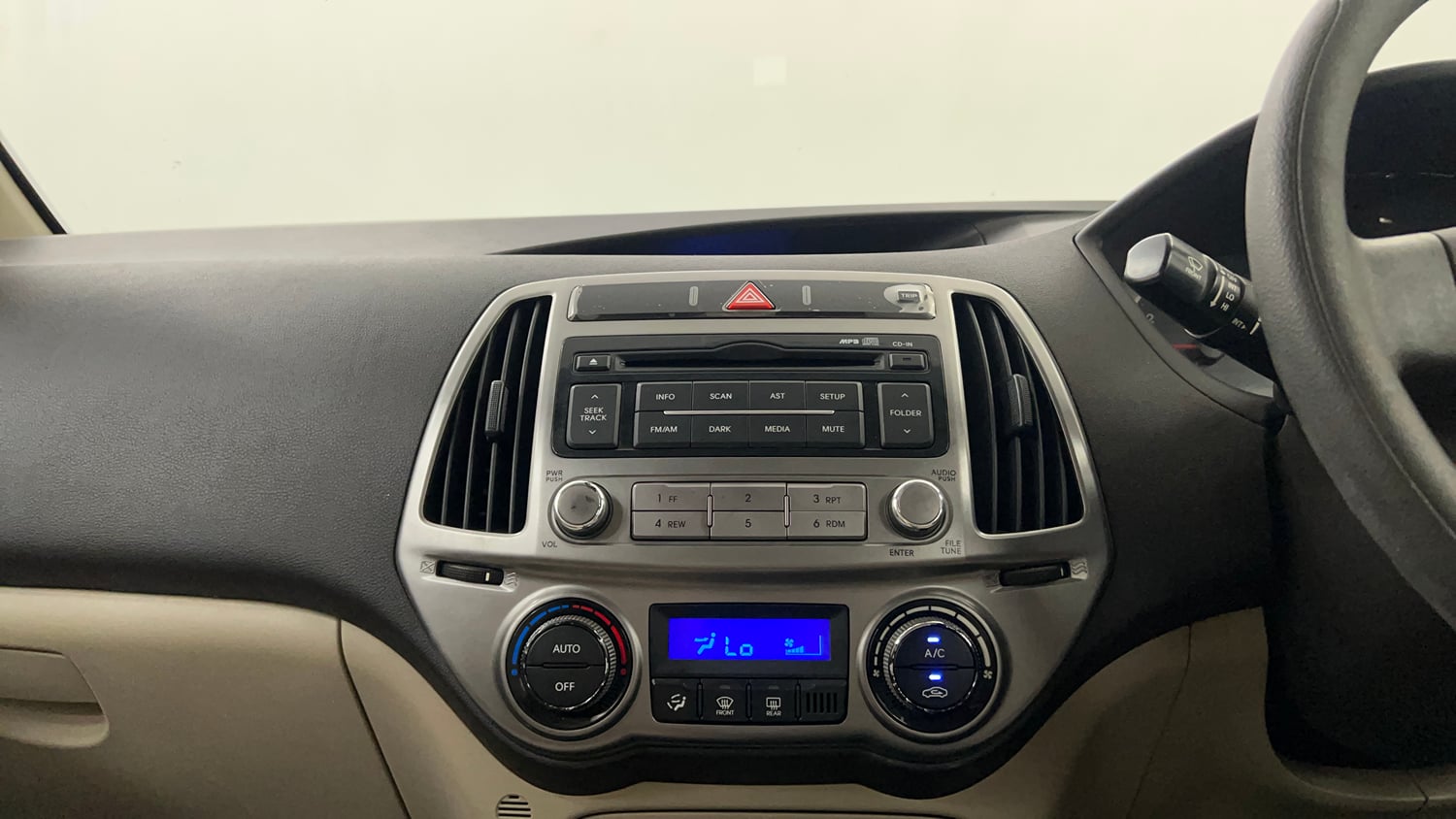Used 2013 Hyundai i20 Magna 1.2 Petrol Manual interior MUSIC SYSTEM & AC CONTROL VIEW