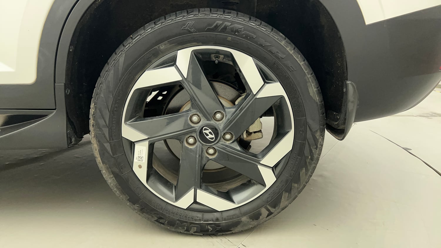 Used 2024 Hyundai Alcazar Signature (O) 7 STR 1.5 Petrol DCT Petrol Automatic tyres LEFT REAR TYRE RIM VIEW