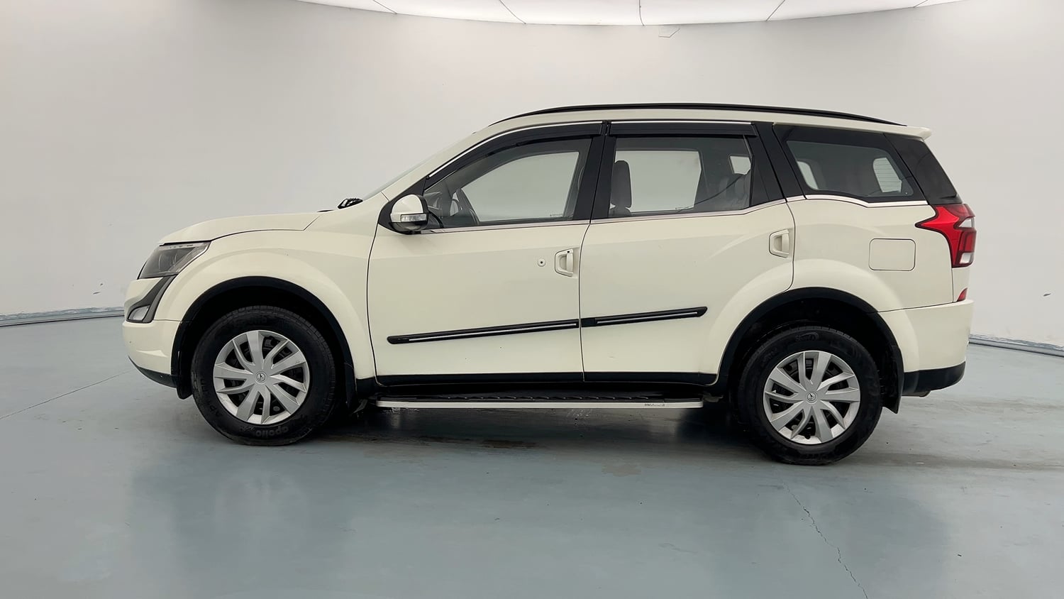 Used 2018 Mahindra XUV500 W7 AT Diesel Automatic exterior LEFT SIDE VIEW