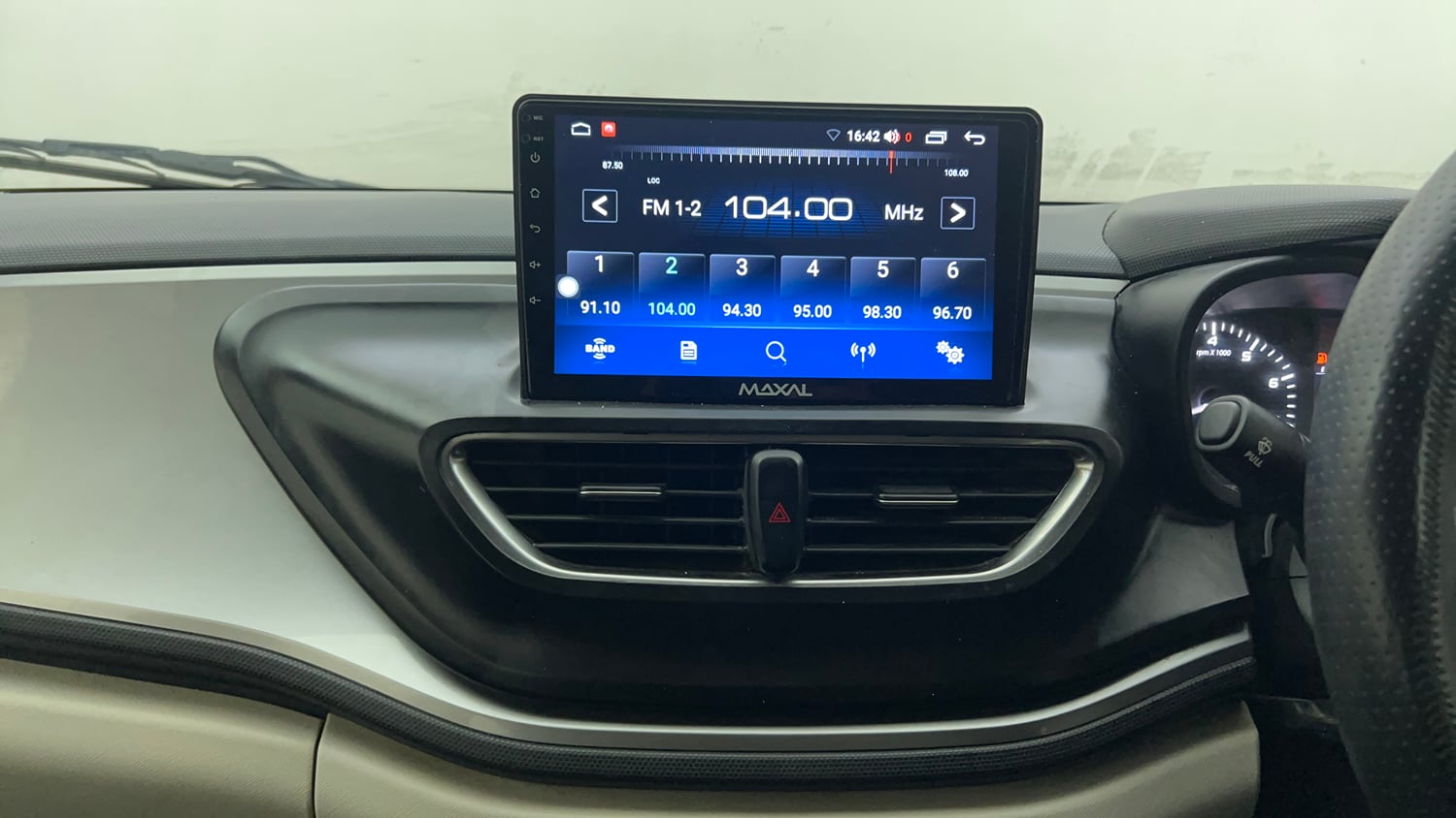 Used 2024 Tata Altroz XM Petrol Petrol Manual interior MUSIC SYSTEM & AC CONTROL VIEW