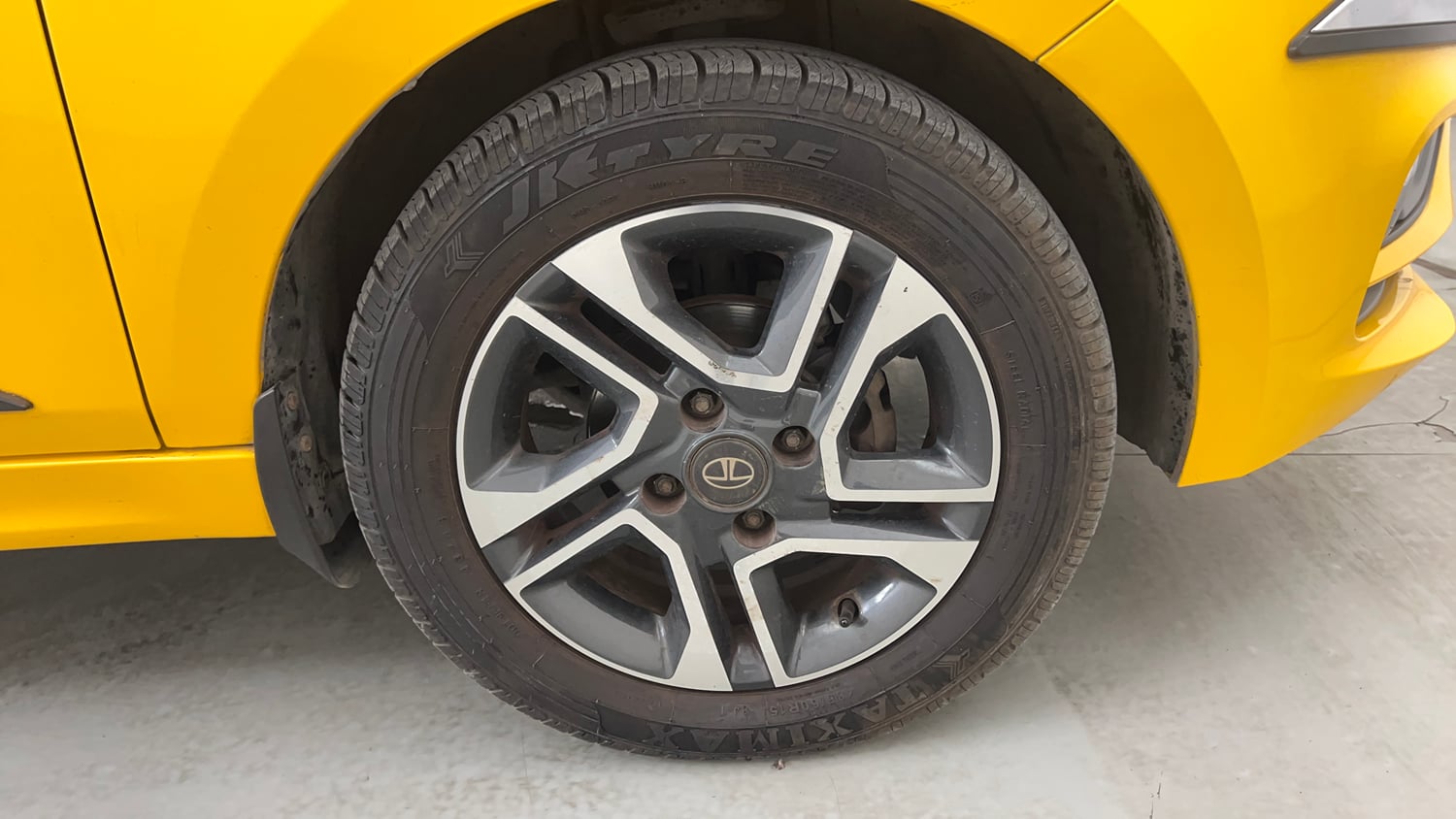 Used 2020 Tata Tiago XZA Plus Petrol Automatic tyres RIGHT FRONT TYRE RIM VIEW