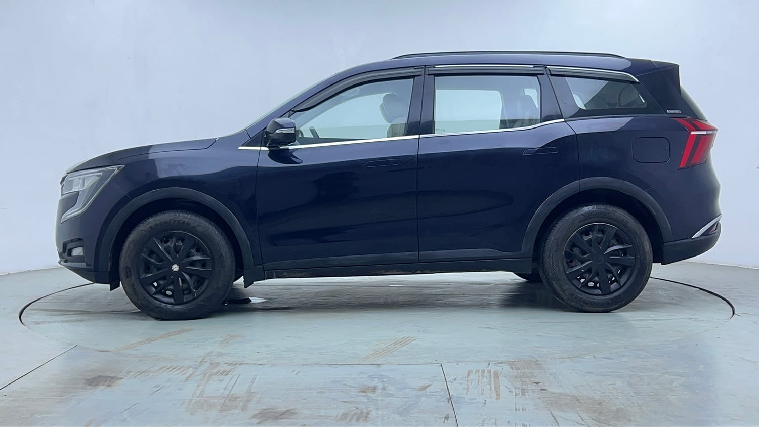 Used 2023 Mahindra XUV700 AX 3 Diesel MT 7 STR Diesel Manual exterior LEFT SIDE VIEW