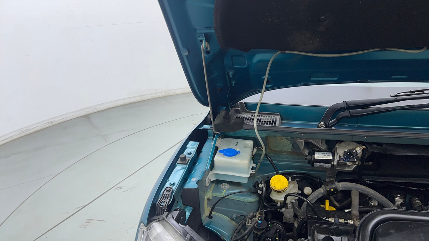 Used 2025 Renault Kwid CLIMBER 1.0 MT Petrol Manual engine ENGINE RIGHT SIDE HINGE & APRON VIEW