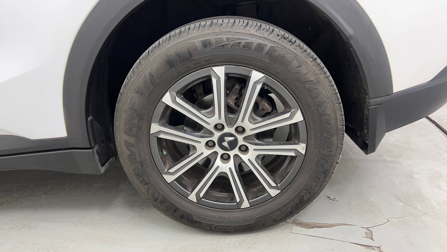 Used 2024 Mahindra XUV700 AX7 Luxury Pack Petrol AT 7 STR Petrol Automatic tyres LEFT REAR TYRE RIM VIEW