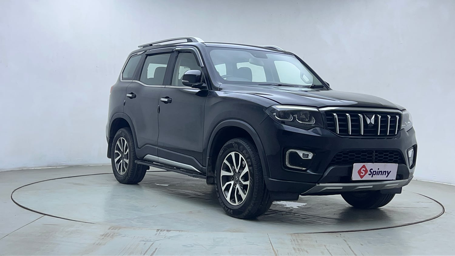 Used 2022 Mahindra Scorpio N Z8 L Petrol AT 7 STR Petrol Automatic exterior RIGHT FRONT CORNER VIEW