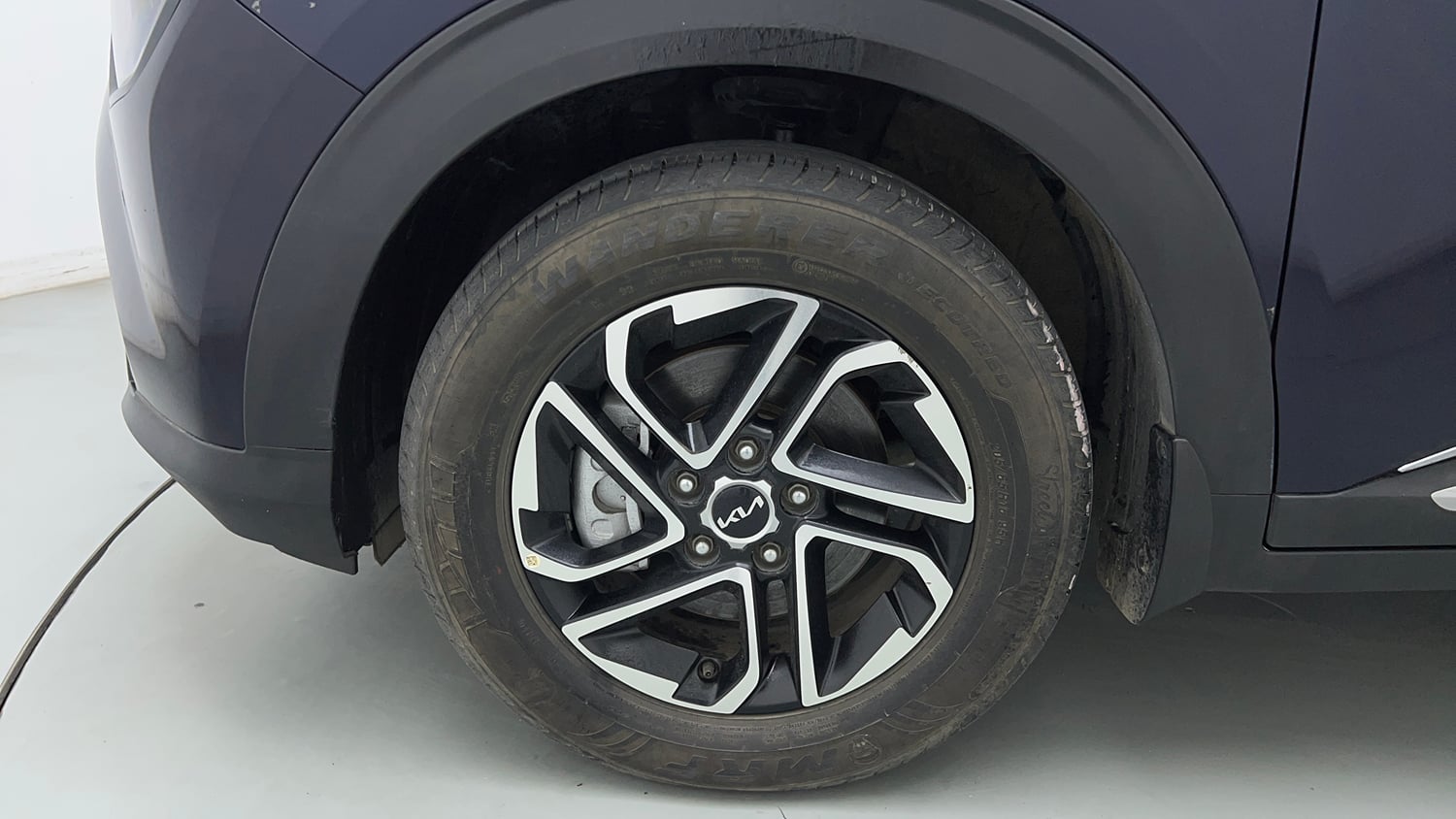 Used 2022 Kia Carens Luxury 1.4 Petrol 7 STR Petrol Manual tyres LEFT FRONT TYRE RIM VIEW