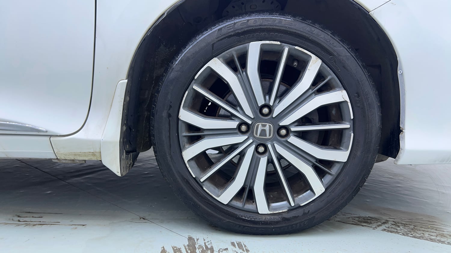 Used 2017 Honda City ZX CVT Petrol Petrol Automatic tyres RIGHT FRONT TYRE RIM VIEW