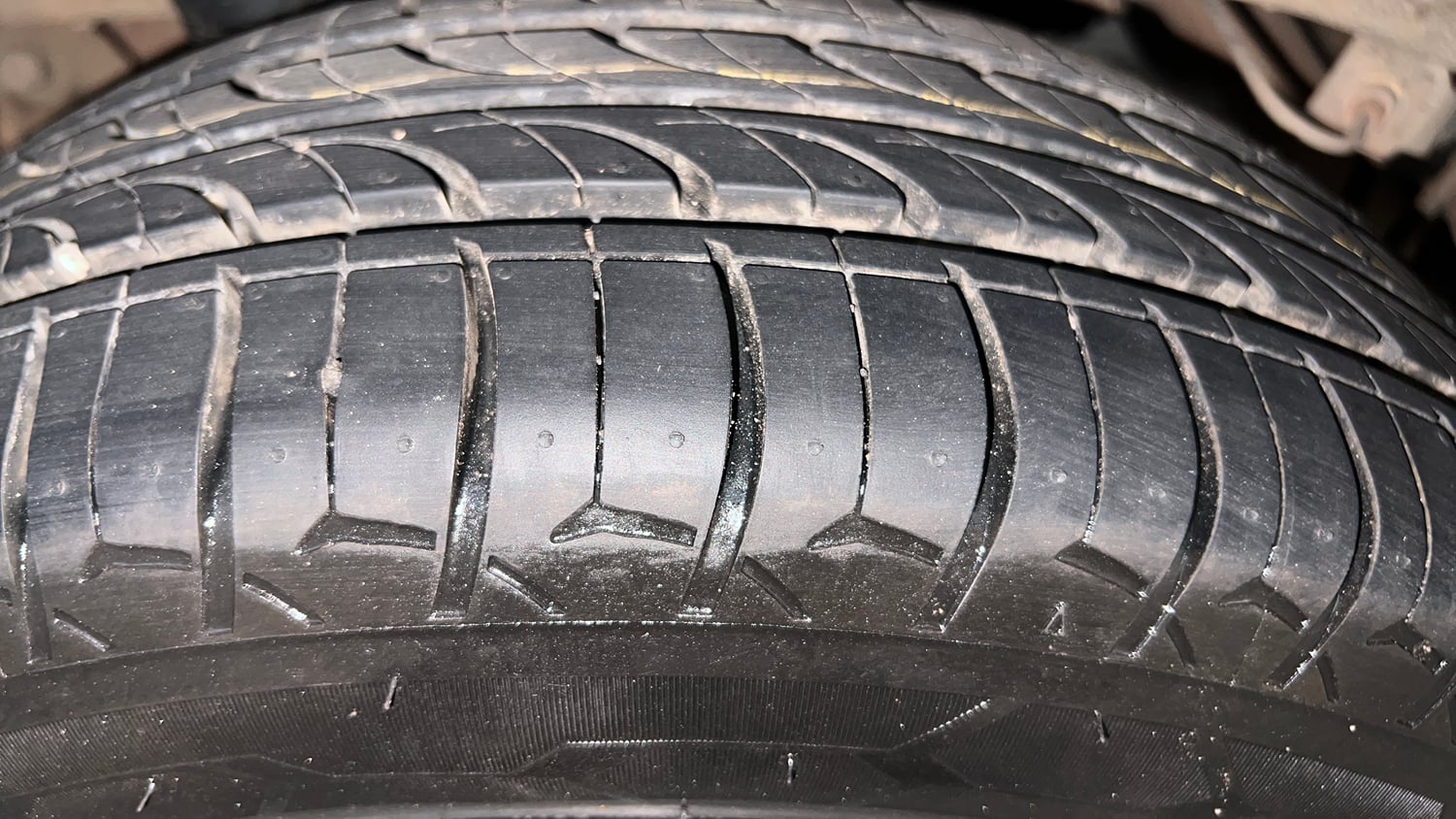 Used 2017 Mahindra KUV100 K4 6 STR Petrol Manual tyres RIGHT REAR TYRE TREAD VIEW