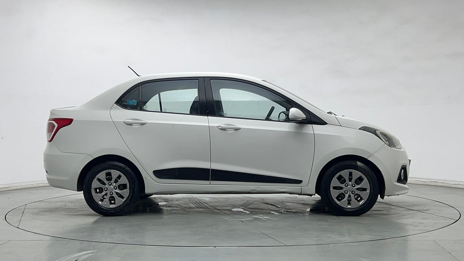 Used 2016 Hyundai Xcent S 1.2 Petrol Manual exterior RIGHT SIDE VIEW