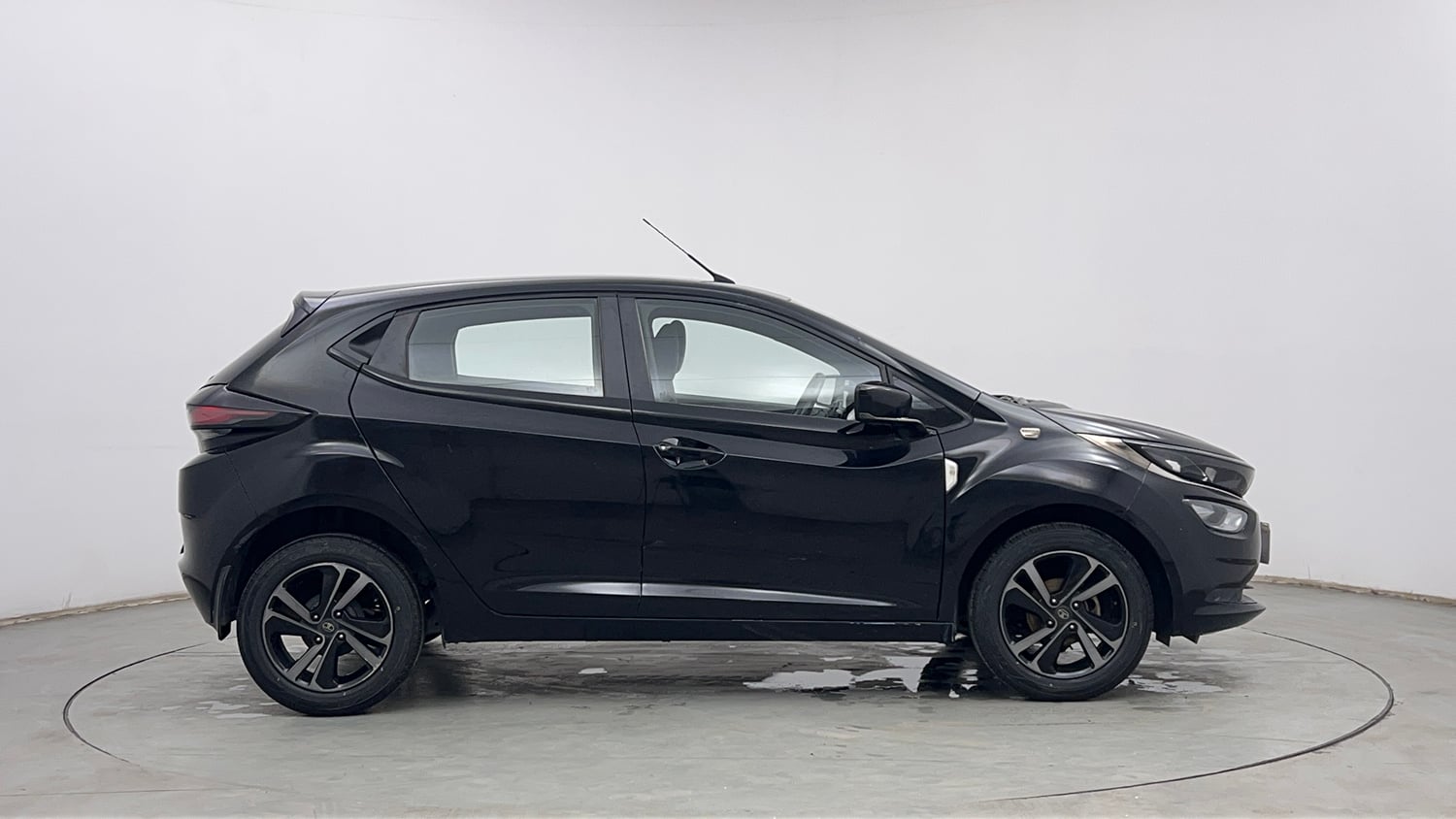 Used 2022 Tata Altroz XZ Plus Petrol Dark Edition Petrol Manual exterior RIGHT SIDE VIEW