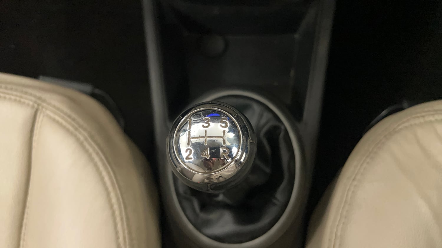 Used 2013 Hyundai i20 Magna 1.2 Petrol Manual interior GEAR  KNOB VIEW