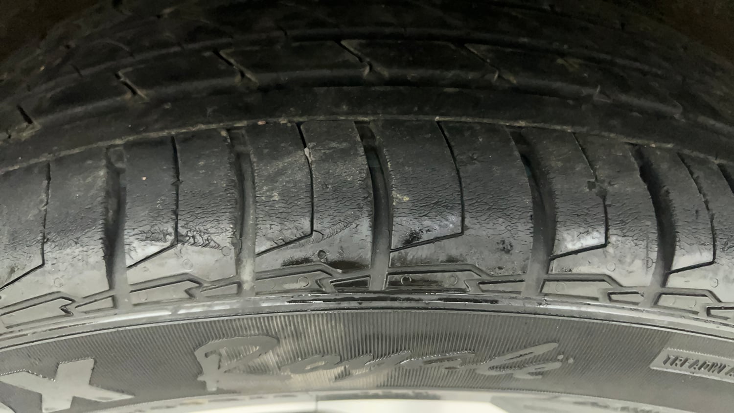 Used 2024 Hyundai Alcazar Signature (O) 7 STR 1.5 Petrol DCT Petrol Automatic tyres RIGHT REAR TYRE TREAD VIEW