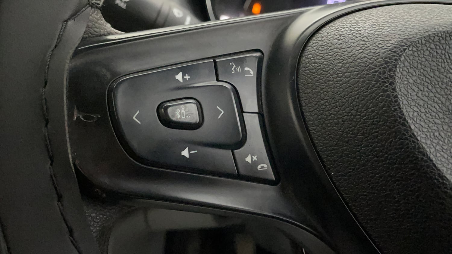 Used 2024 Tata Tiago XT Rhythm iCNG Cng Manual top_features Steering mounted controls
