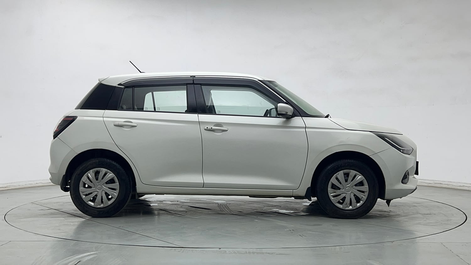 Used 2024 Maruti Suzuki Swift VXi (O) AMT Petrol Automatic exterior RIGHT SIDE VIEW