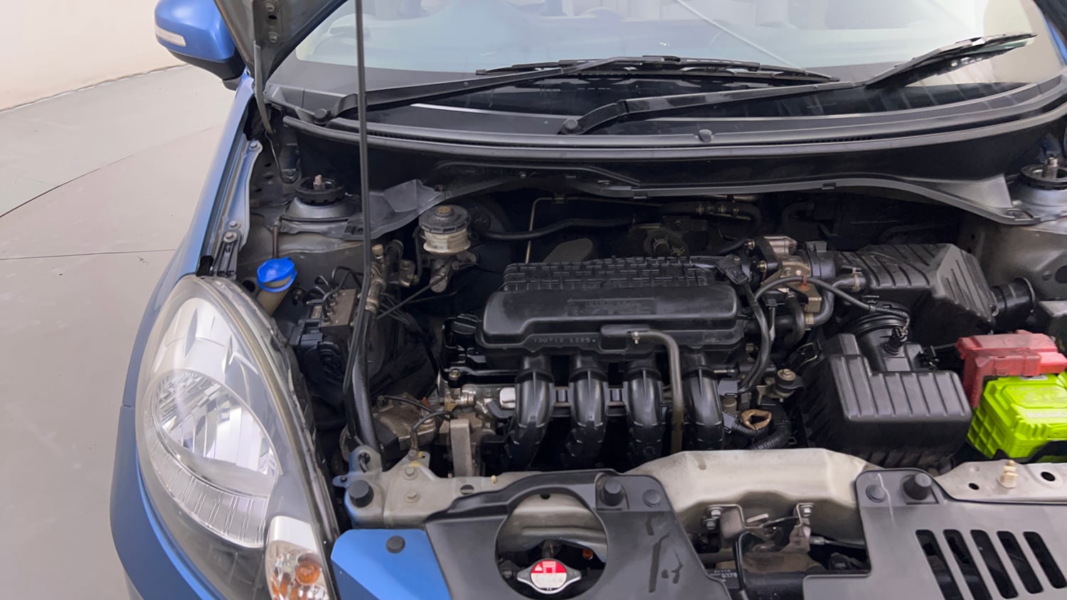 Used 2013 Honda Amaze 1.2 VX AT i-VTEC Petrol Automatic engine ENGINE RIGHT SIDE HINGE & APRON VIEW