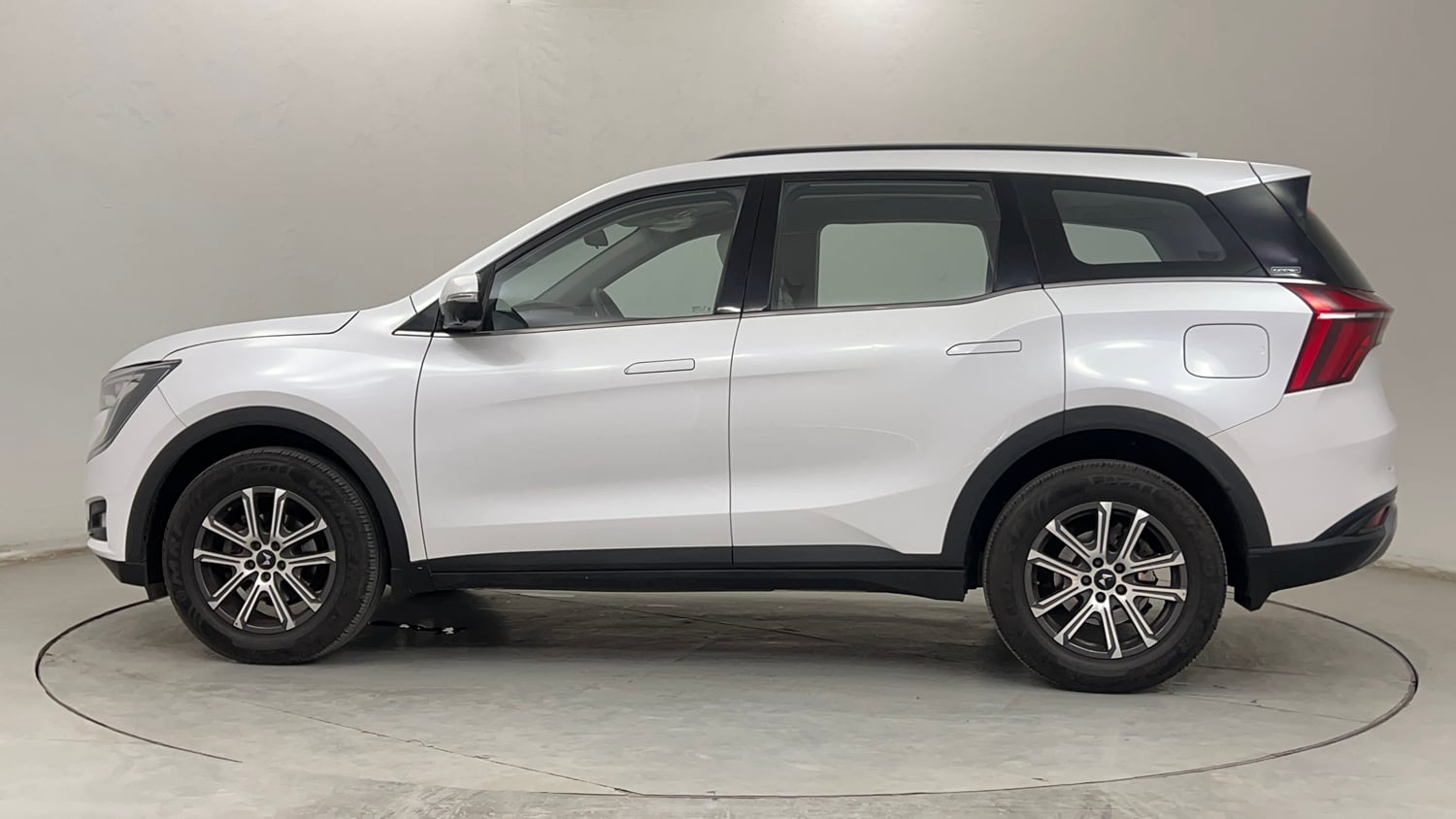 Used 2024 Mahindra XUV700 AX7 Luxury Pack Petrol AT 7 STR Petrol Automatic exterior LEFT SIDE VIEW