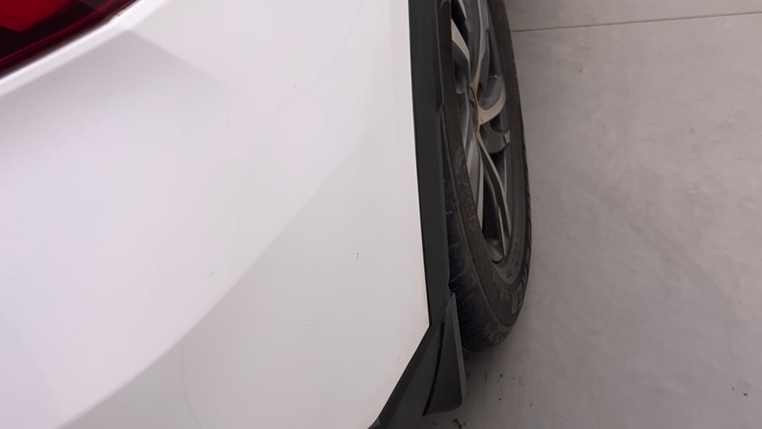 Used 2022 Mahindra XUV700 AX 5 Diesel AT 7 STR Diesel Automatic dents MINOR SCRATCH