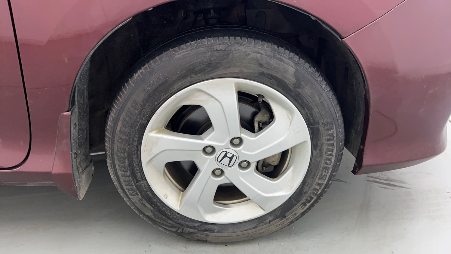 Used 2015 Honda City V Petrol Manual tyres RIGHT FRONT TYRE RIM VIEW