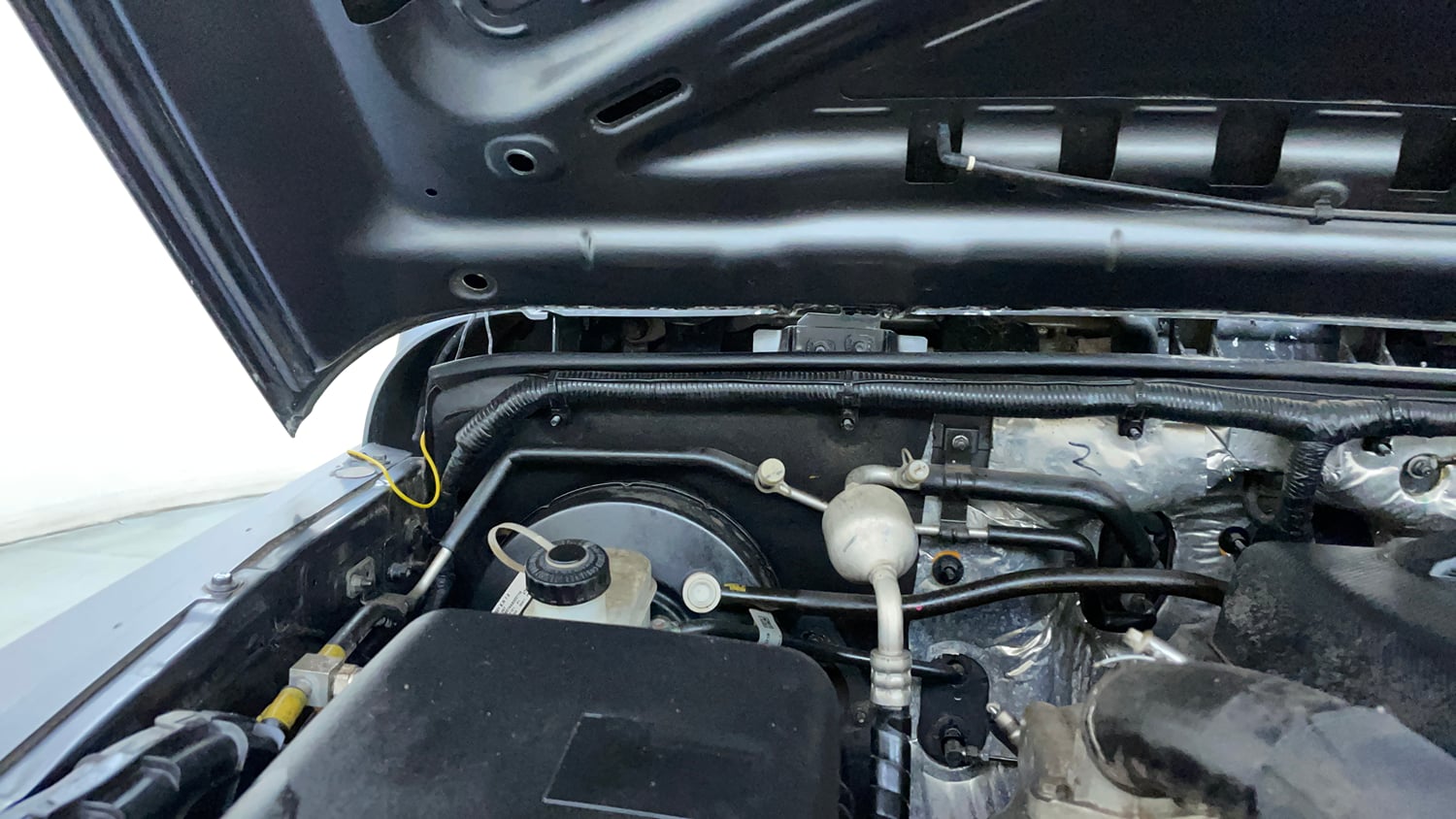 Used 2022 mahindra Thar LX Hard Top Petrol MT 4WD Petrol Manual engine ENGINE RIGHT SIDE HINGE & APRON VIEW