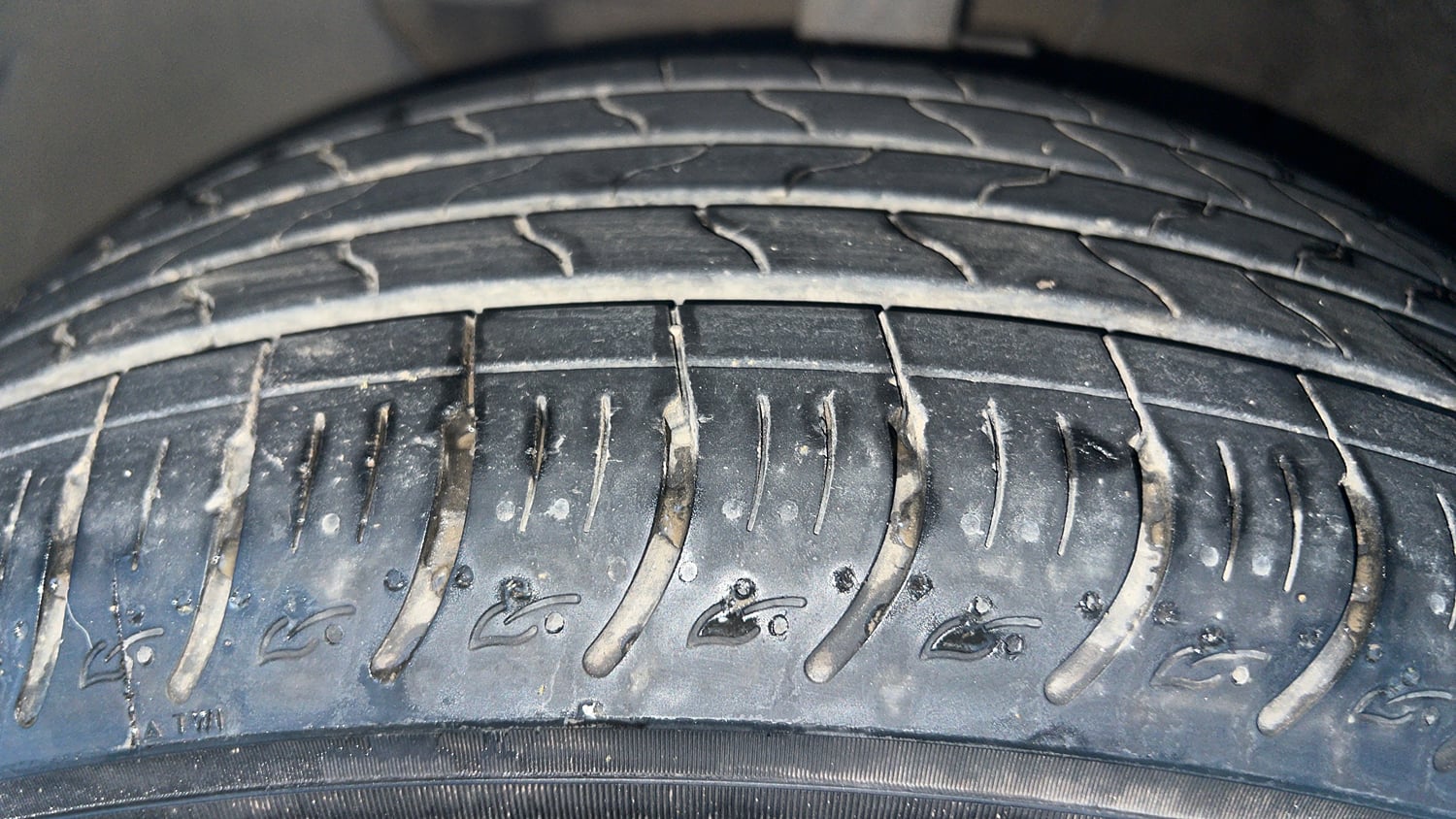 Used 2022 Kia Carens Luxury 1.4 Petrol 7 STR Petrol Manual tyres LEFT FRONT TYRE TREAD VIEW