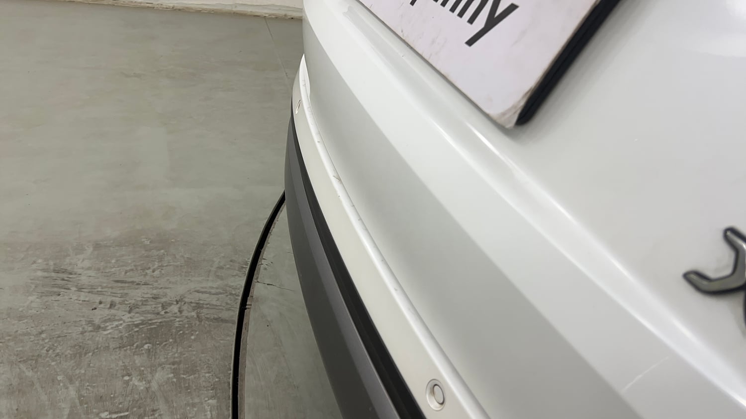 Used 2024 Mahindra XUV700 AX7 Luxury Pack Petrol AT 7 STR Petrol Automatic dents MINOR SCRATCH