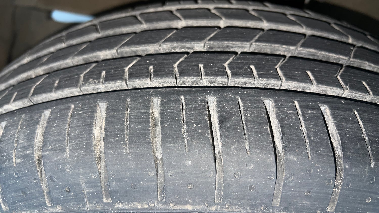 Used 2022 Maruti Suzuki XL6 Alpha Plus MT Petrol Petrol Manual tyres LEFT FRONT TYRE TREAD VIEW
