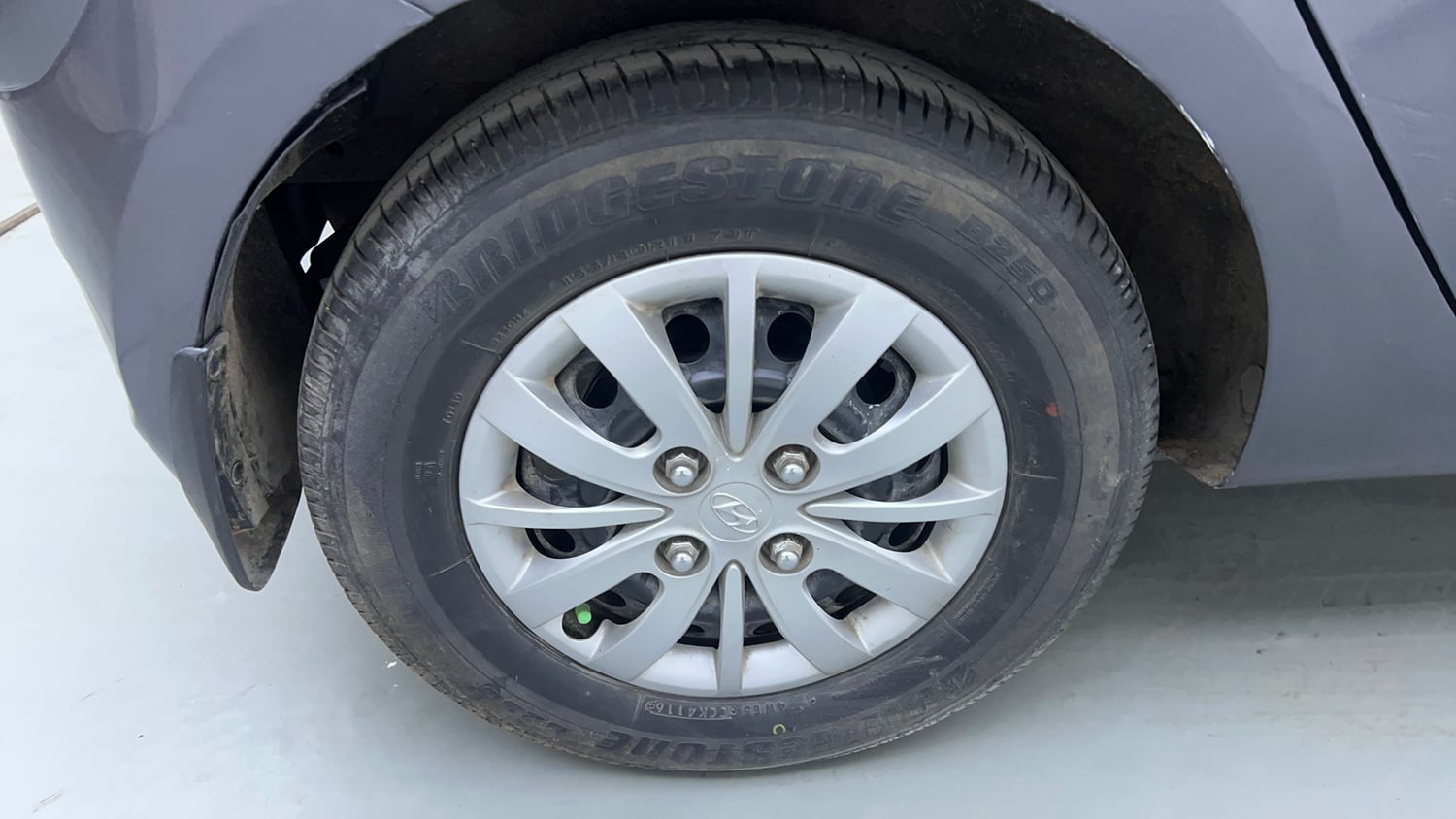 Used 2016 Hyundai i10 Sportz 1.1 iRDE2 Petrol Manual tyres RIGHT REAR TYRE RIM VIEW