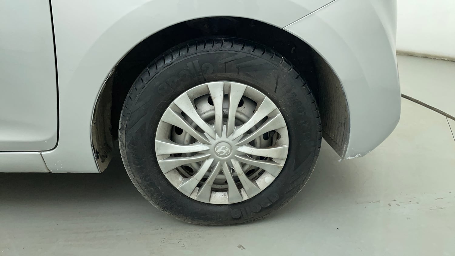 Used 2016 Hyundai Eon Era + Petrol Manual tyres RIGHT FRONT TYRE RIM VIEW