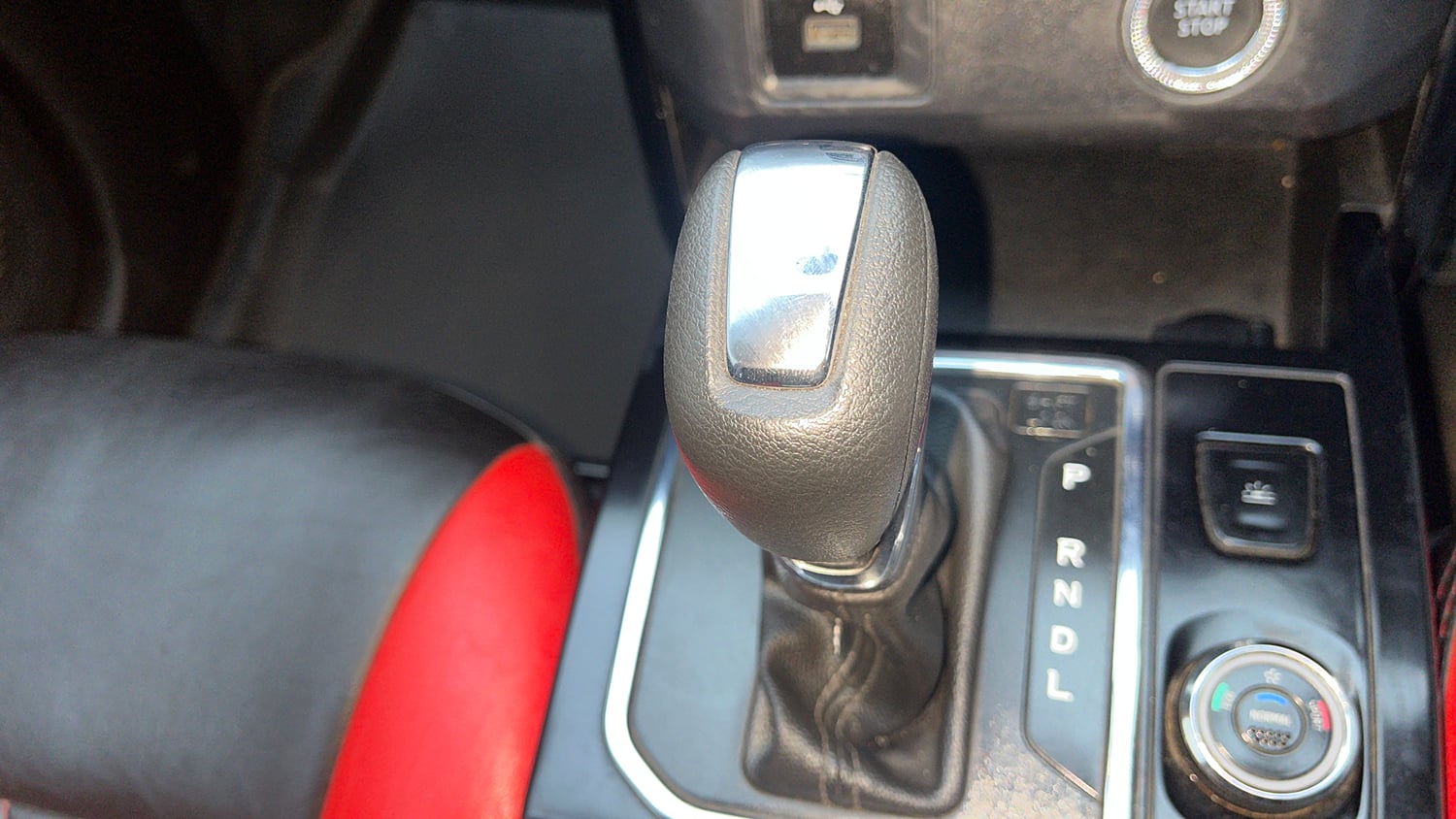 Used 2021 Renault Kiger RXZ Turbo CVT Dual Tone Petrol Automatic interior GEAR  KNOB VIEW