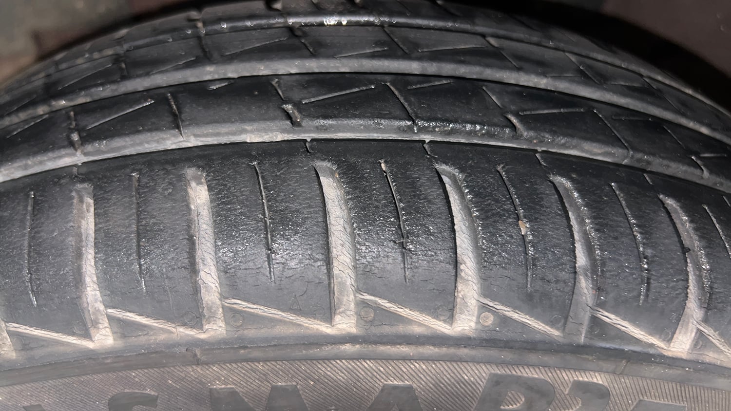 Used 2021 Renault Kwid RXT 1.0 AMT (O) Petrol Automatic tyres LEFT FRONT TYRE TREAD VIEW
