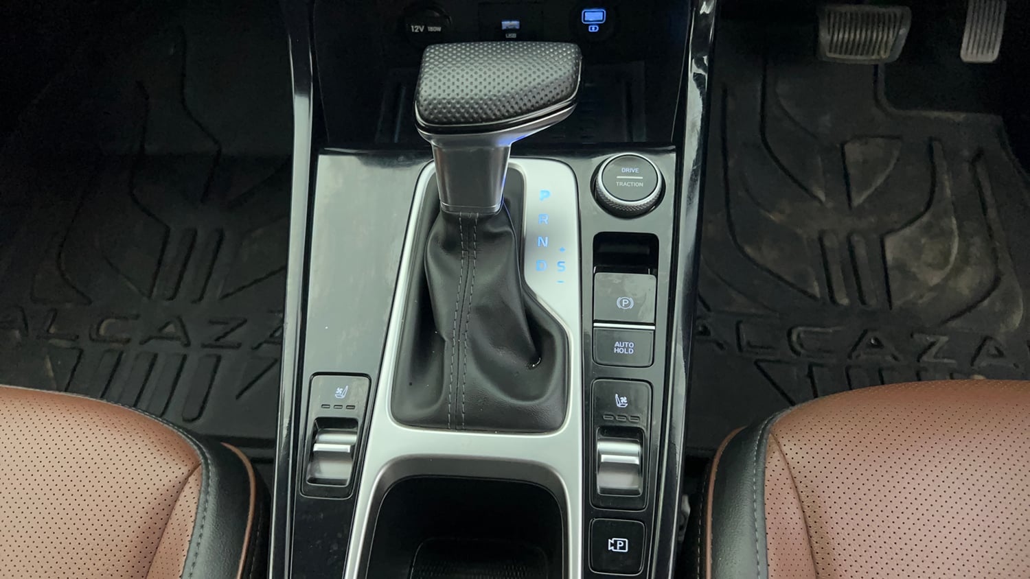 Used 2024 Hyundai Alcazar Signature (O) 7 STR 1.5 Petrol DCT Petrol Automatic interior GEAR  KNOB VIEW