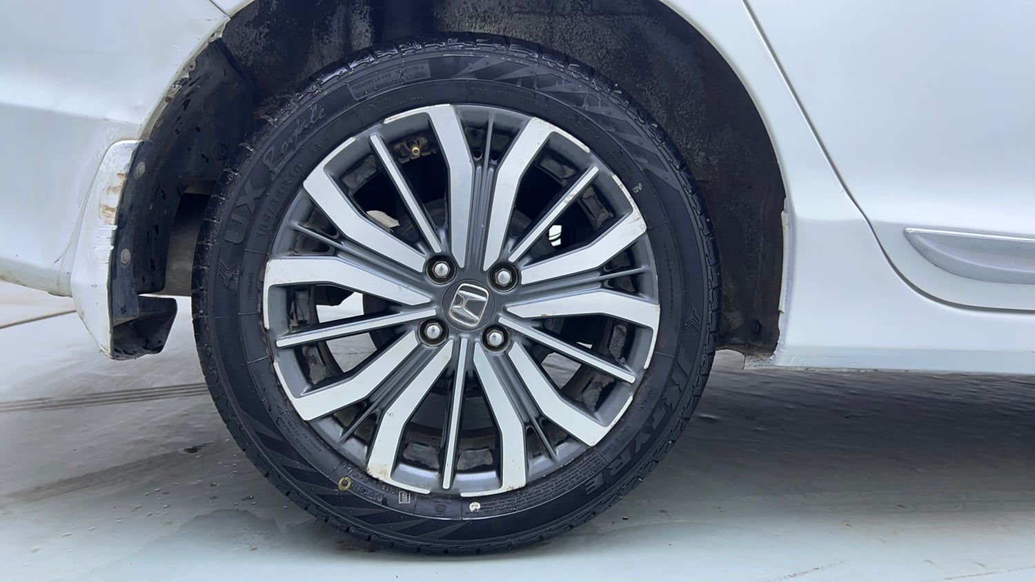 Used 2017 Honda City ZX CVT Petrol Petrol Automatic tyres RIGHT REAR TYRE RIM VIEW