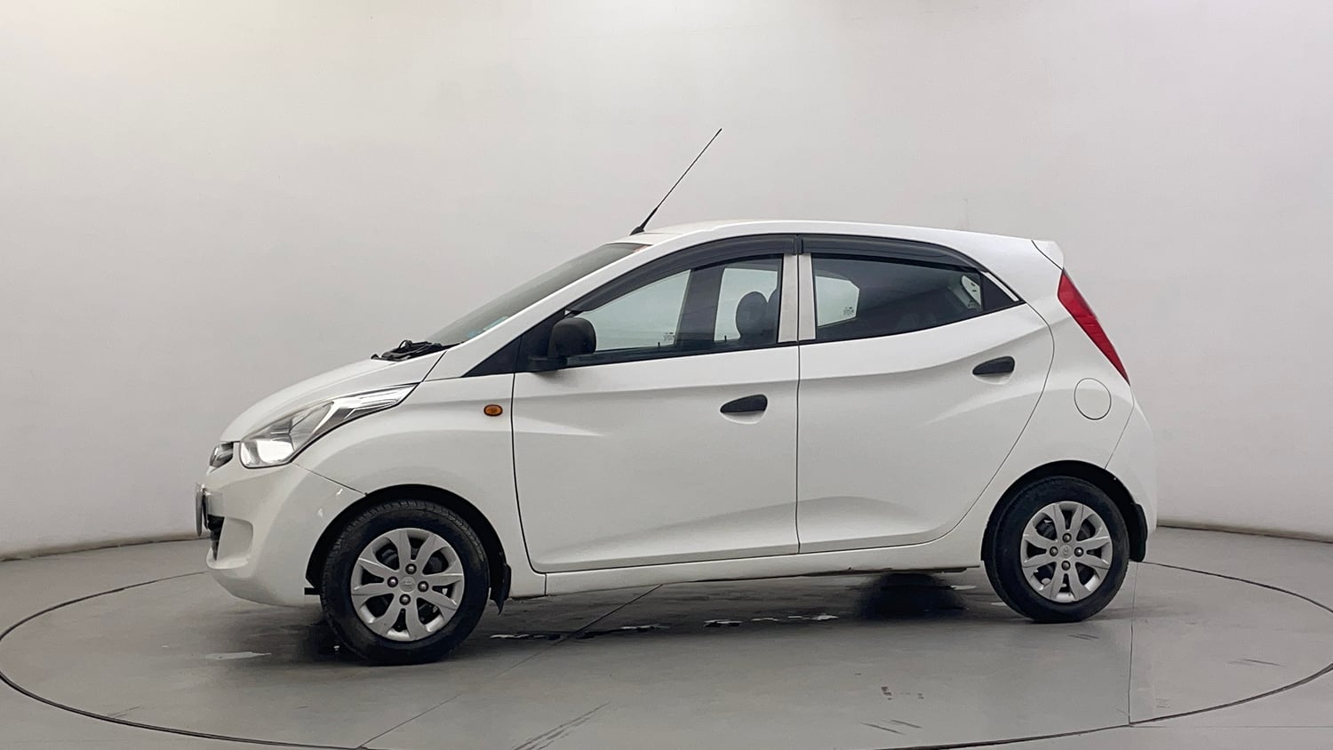 Used 2015 Hyundai Eon Magna + Petrol Manual exterior LEFT SIDE VIEW