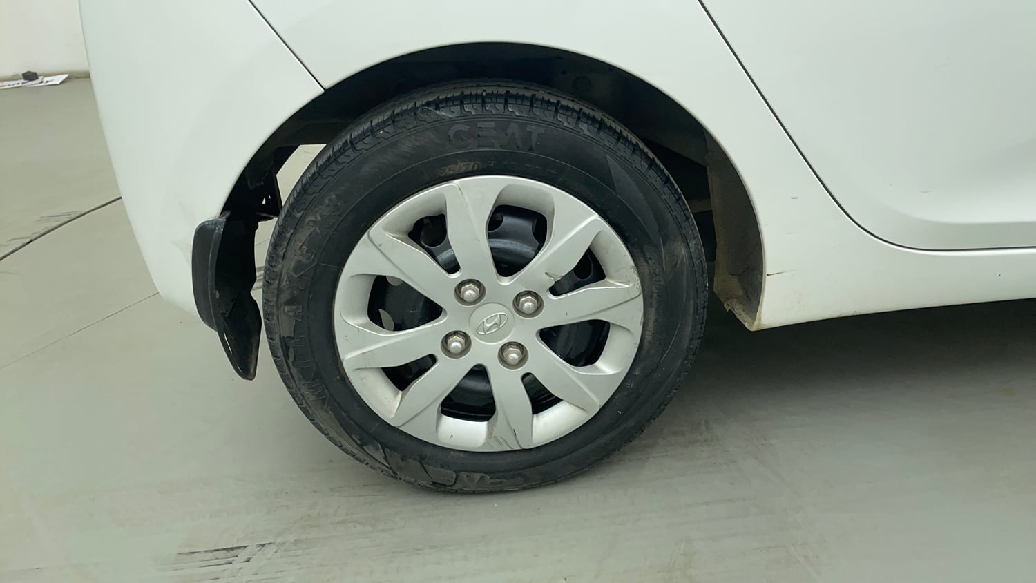 Used 2015 Hyundai Eon Magna + Petrol Manual tyres RIGHT REAR TYRE RIM VIEW