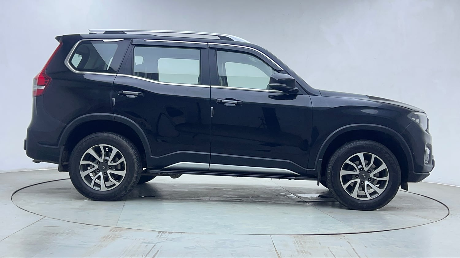 Used 2022 Mahindra Scorpio N Z8 L Petrol AT 7 STR Petrol Automatic exterior RIGHT SIDE VIEW