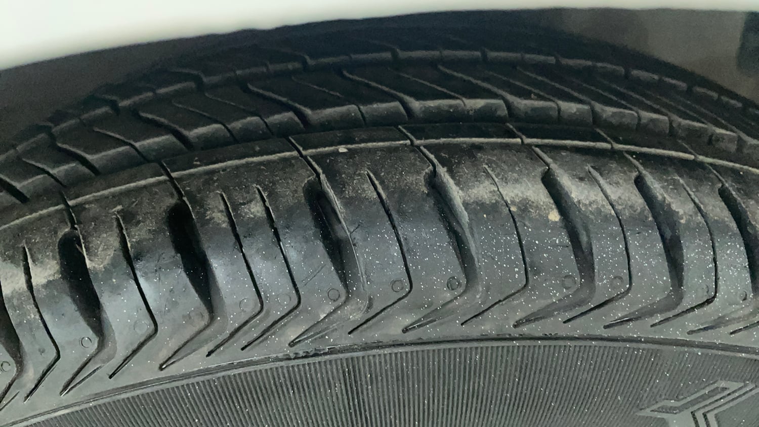 Used 2015 Hyundai Eon Magna + Petrol Manual tyres RIGHT FRONT TYRE TREAD VIEW