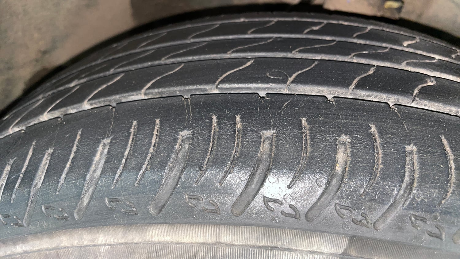 Used 2022 Maruti Suzuki XL6 Alpha Plus AT Petrol Petrol Automatic tyres RIGHT FRONT TYRE TREAD VIEW