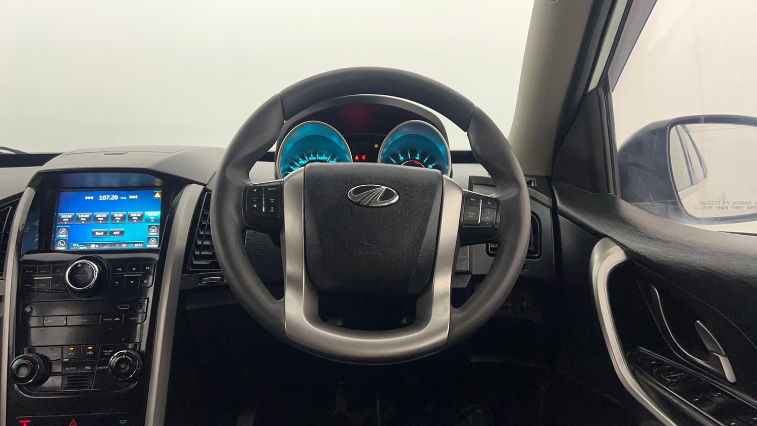 Used 2018 Mahindra XUV500 W7 AT Diesel Automatic interior STEERING VIEW