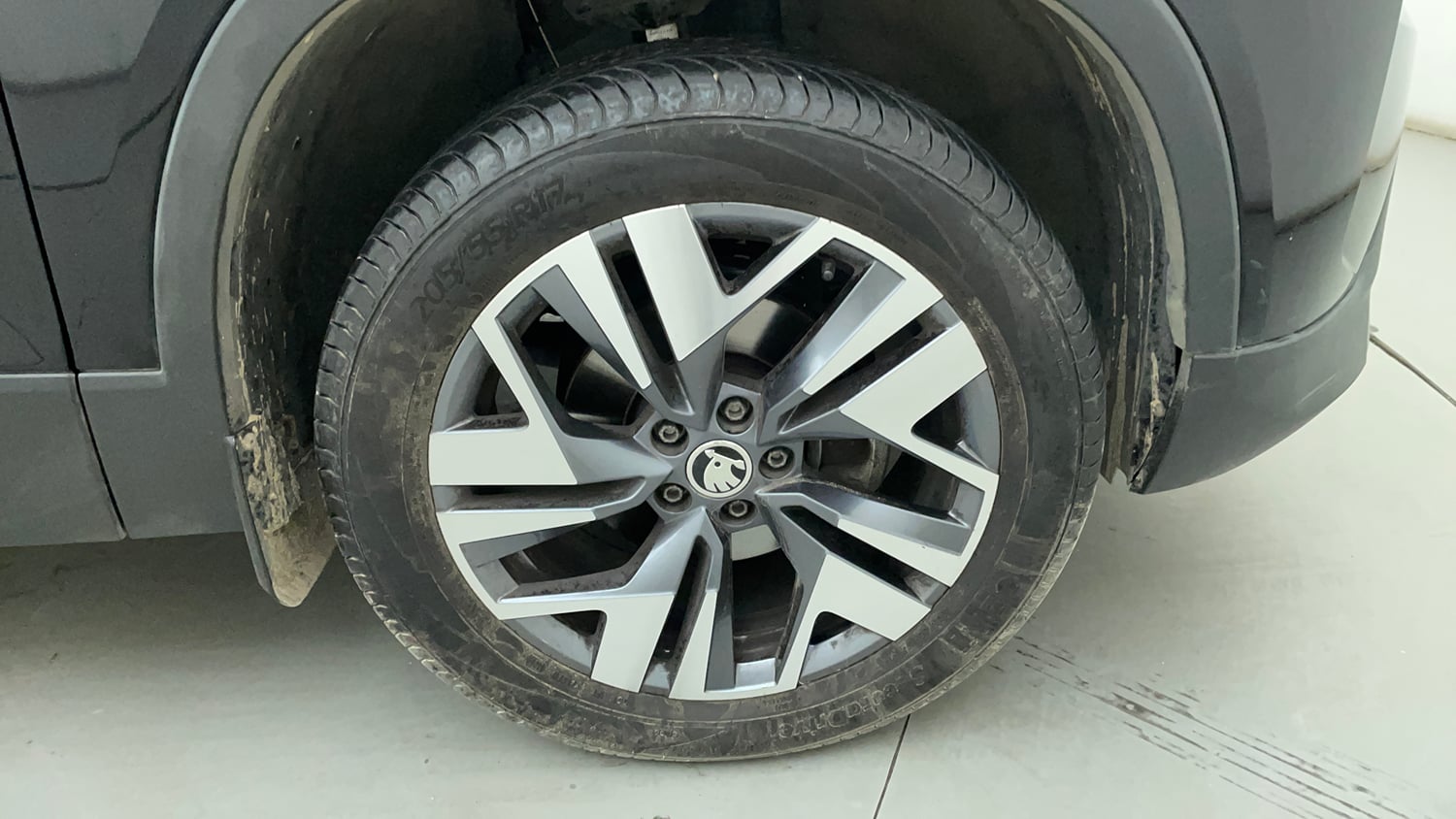 Used 2026 Skoda Kylaq Prestige+ 1.0 TSI AT Petrol Automatic tyres RIGHT FRONT TYRE RIM VIEW