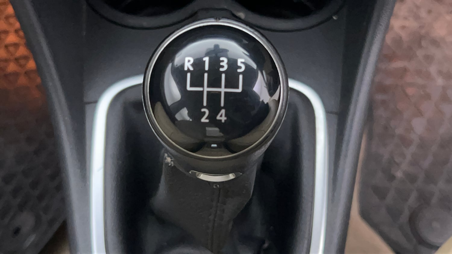 Used 2018 Volkswagen Ameo Highline1.2L Plus (P) 16 Alloy Petrol Manual interior GEAR  KNOB VIEW