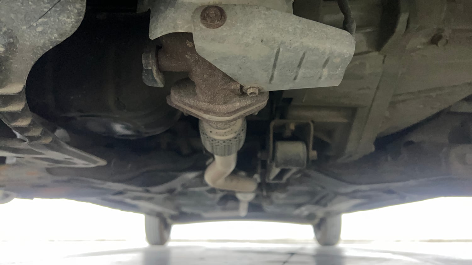 Used 2016 Hyundai i10 Sportz 1.1 iRDE2 Petrol Manual extra FRONT LEFT UNDERBODY VIEW