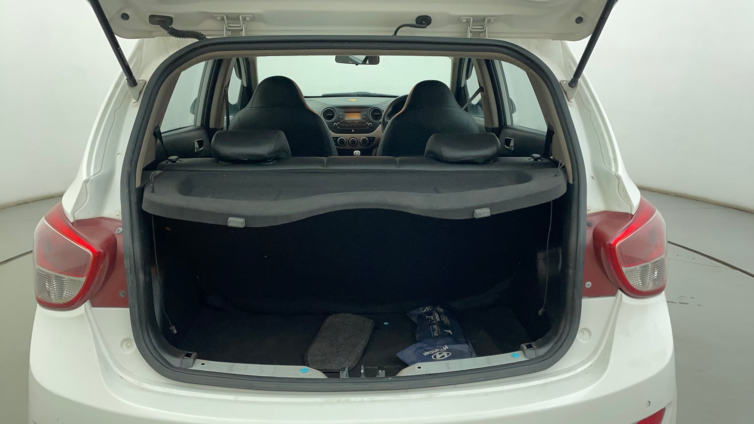 Used 2016 Hyundai Grand i10 Asta 1.2 Kappa VTVT Petrol Manual interior DICKY INSIDE VIEW