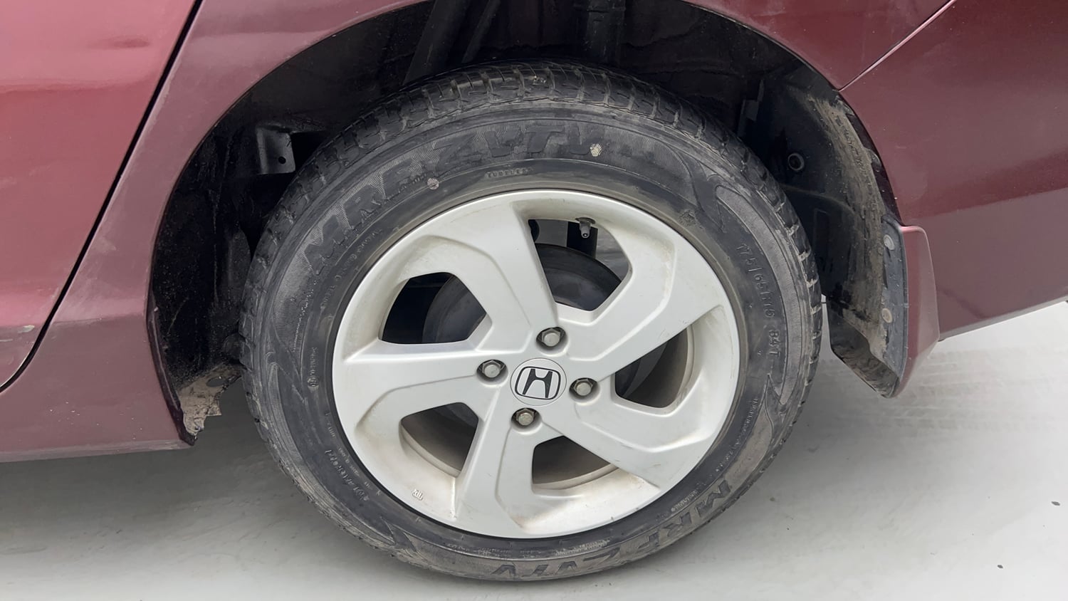 Used 2015 Honda City V Petrol Manual tyres LEFT REAR TYRE RIM VIEW