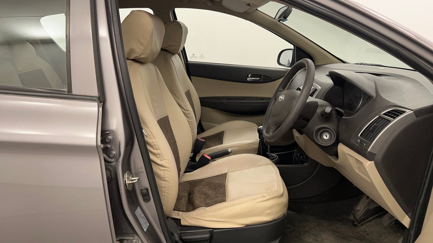 Used 2013 Hyundai i20 Magna 1.2 Petrol Manual interior RIGHT SIDE FRONT DOOR CABIN VIEW