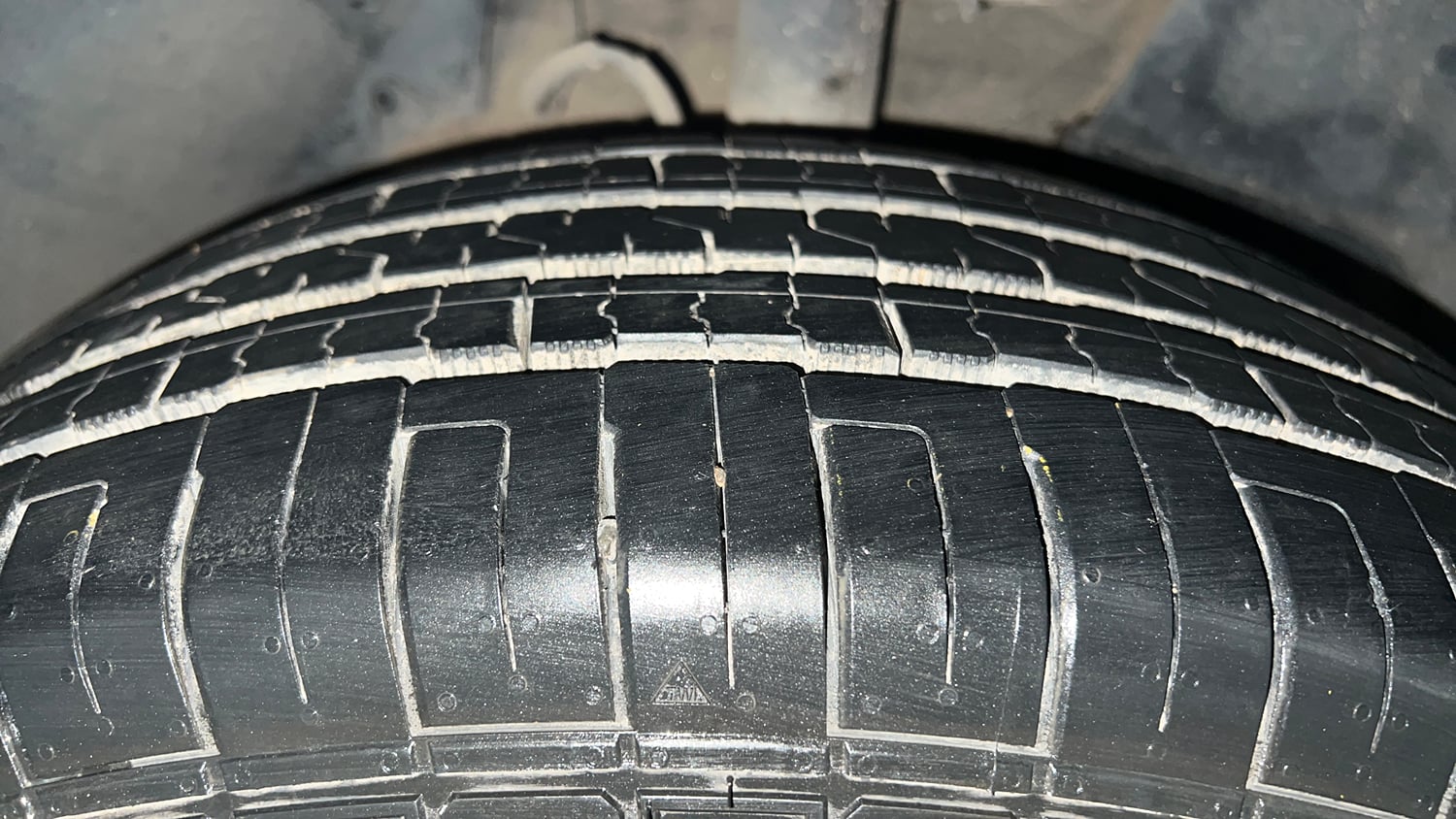 Used 2018 Mahindra XUV500 W7 AT Diesel Automatic tyres RIGHT FRONT TYRE TREAD VIEW