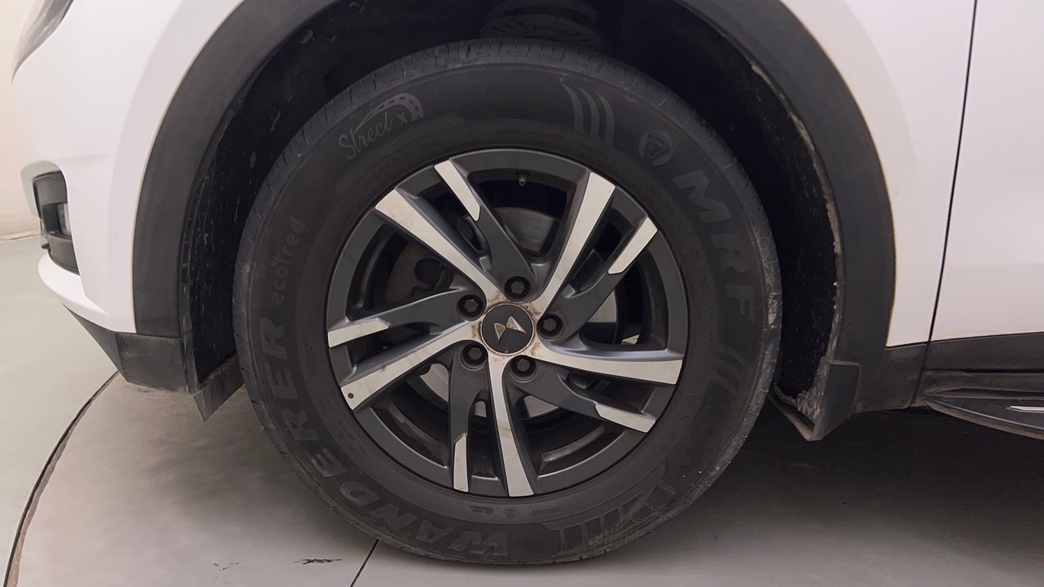 Used 2022 Mahindra XUV700 AX 5 Diesel AT 7 STR Diesel Automatic tyres LEFT FRONT TYRE RIM VIEW